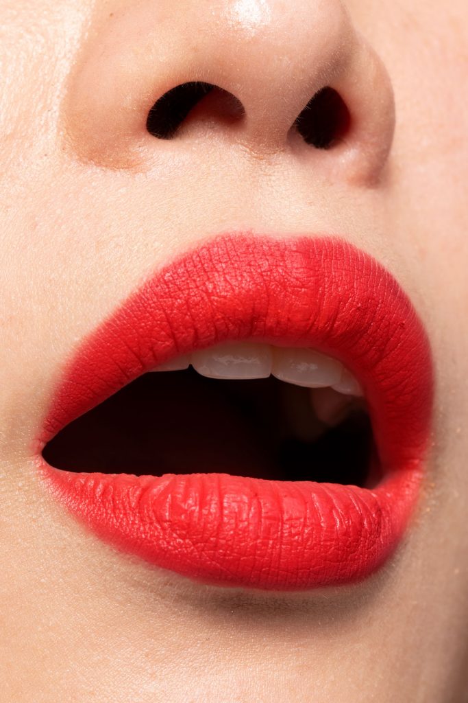 Labios con pintalabios rojo Amazonie
