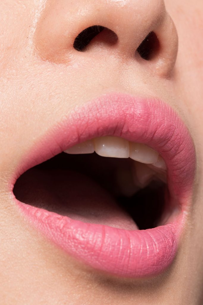 Labios con pintalabios rosa Bloom